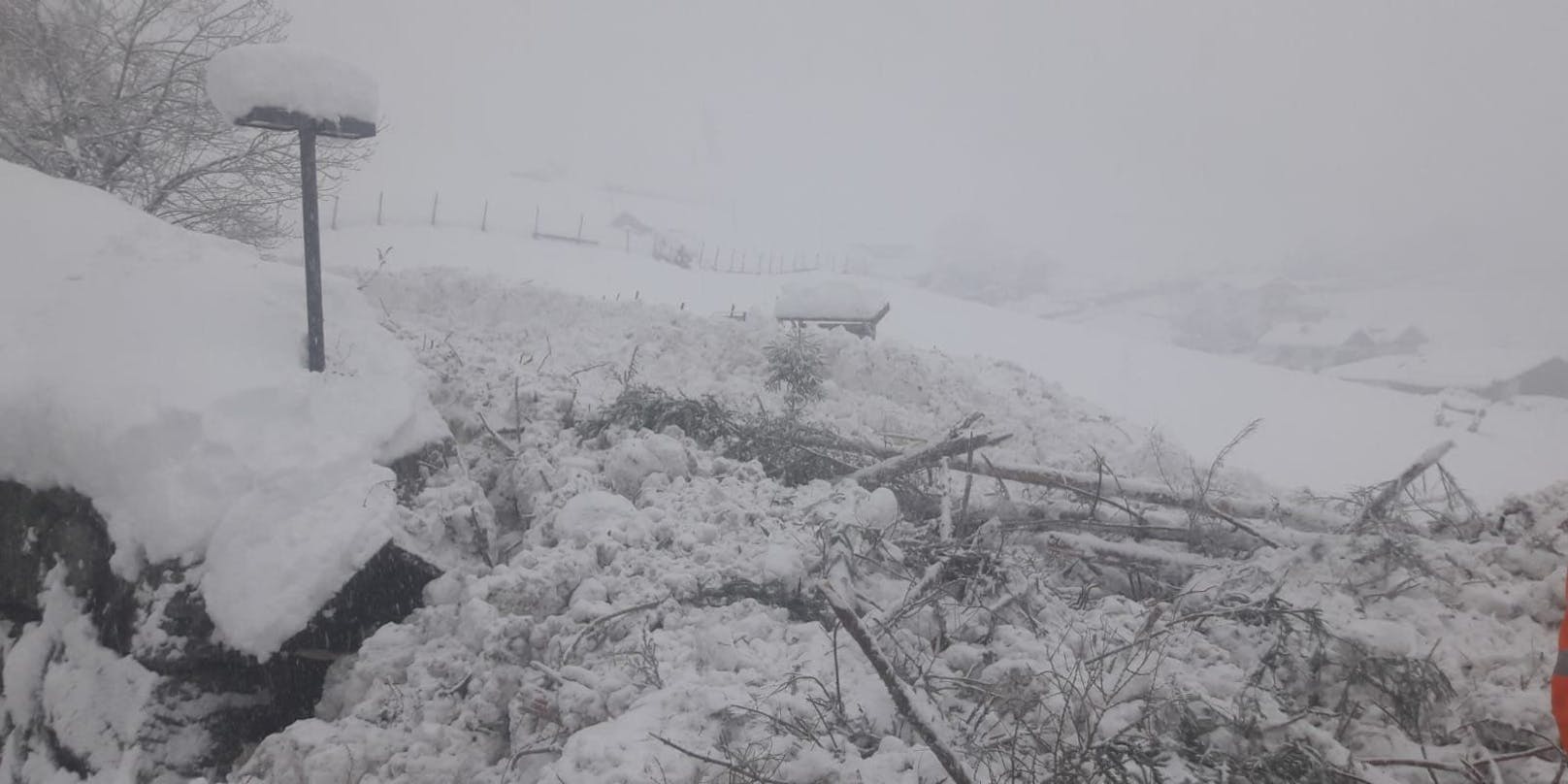 Aufgrund starker Schneefälle musste die Zufahrt zum Lesachtal in Kärnten gesperrt werden. (Symbolbild)