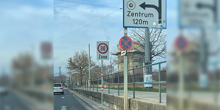Ein Vandale erlaubte sich hier einen Scherz mit der Verkehrsbeschilderung