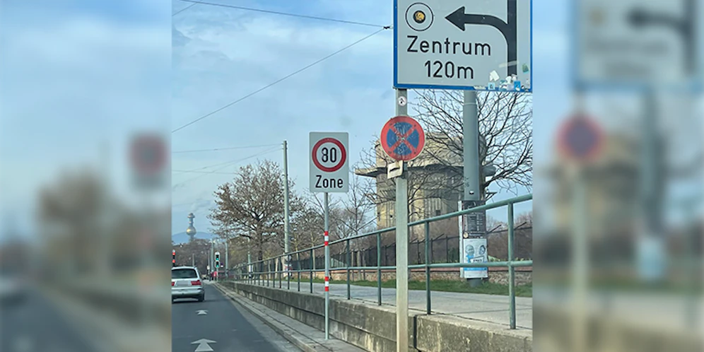 Ein Vandale erlaubte sich hier einen Scherz mit der Verkehrsbeschilderung.