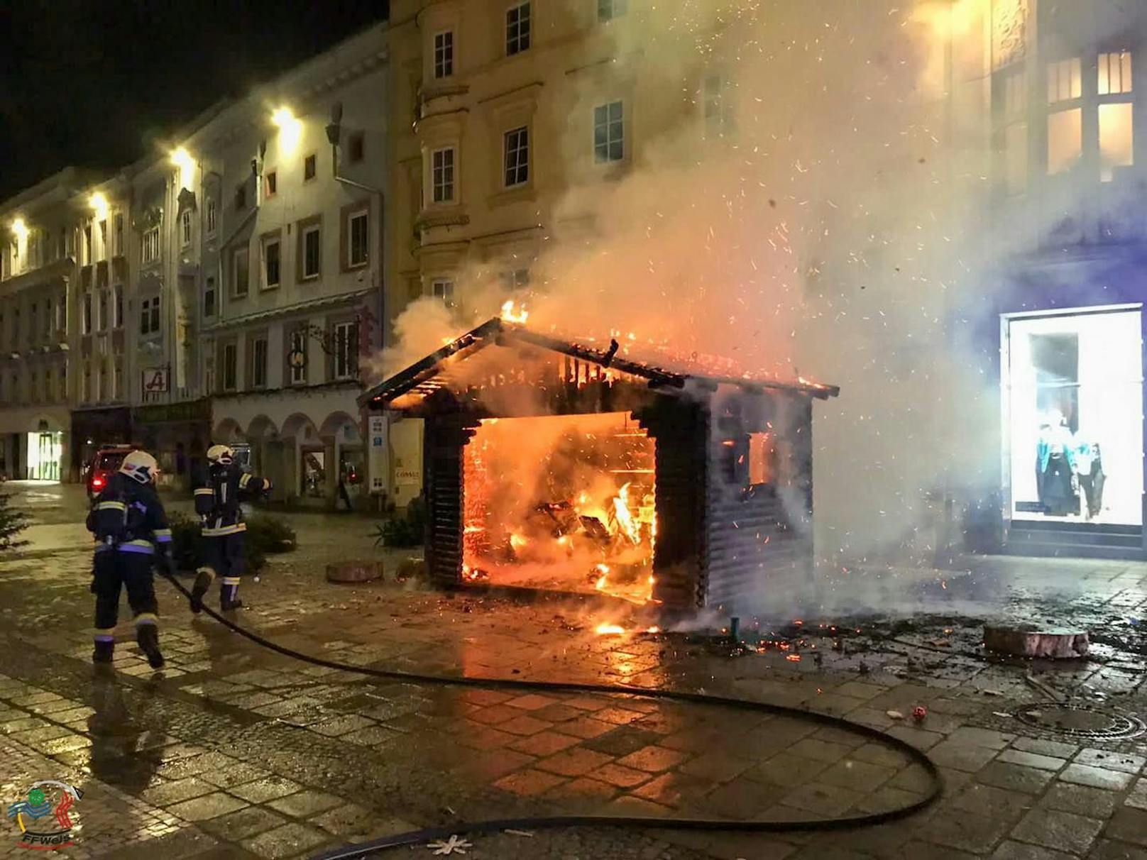 Am Welser Stadtplatz war die Hütte vom Christkind in Flammen aufgegangen.