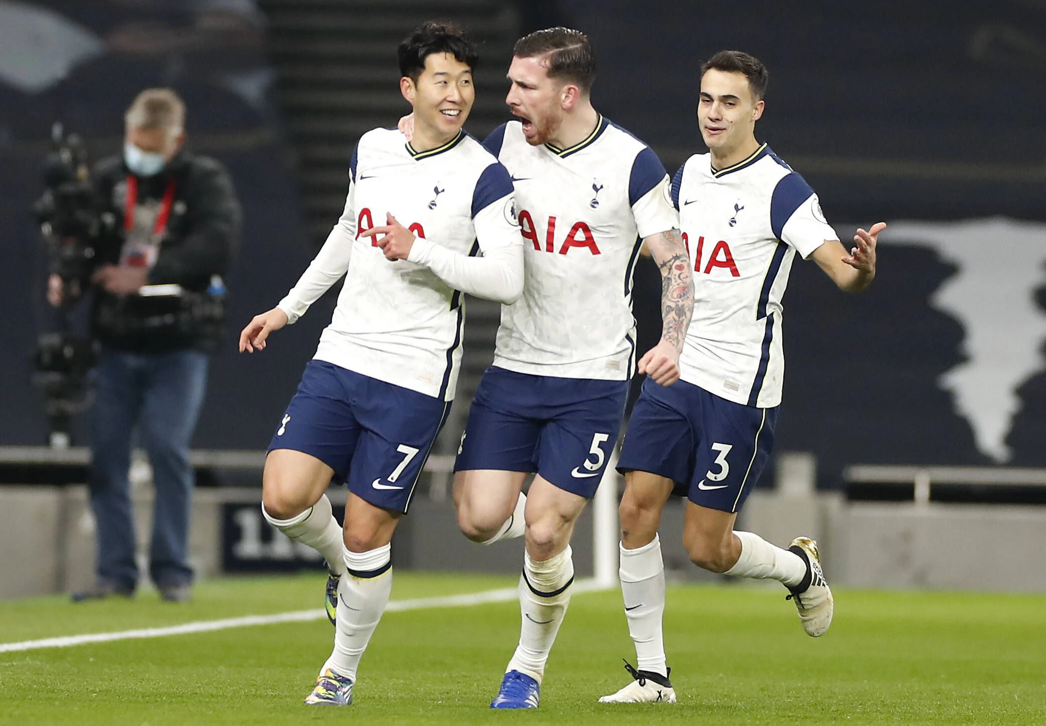 Heung-min Son jubelt über seinen Treffer zum 1:0.