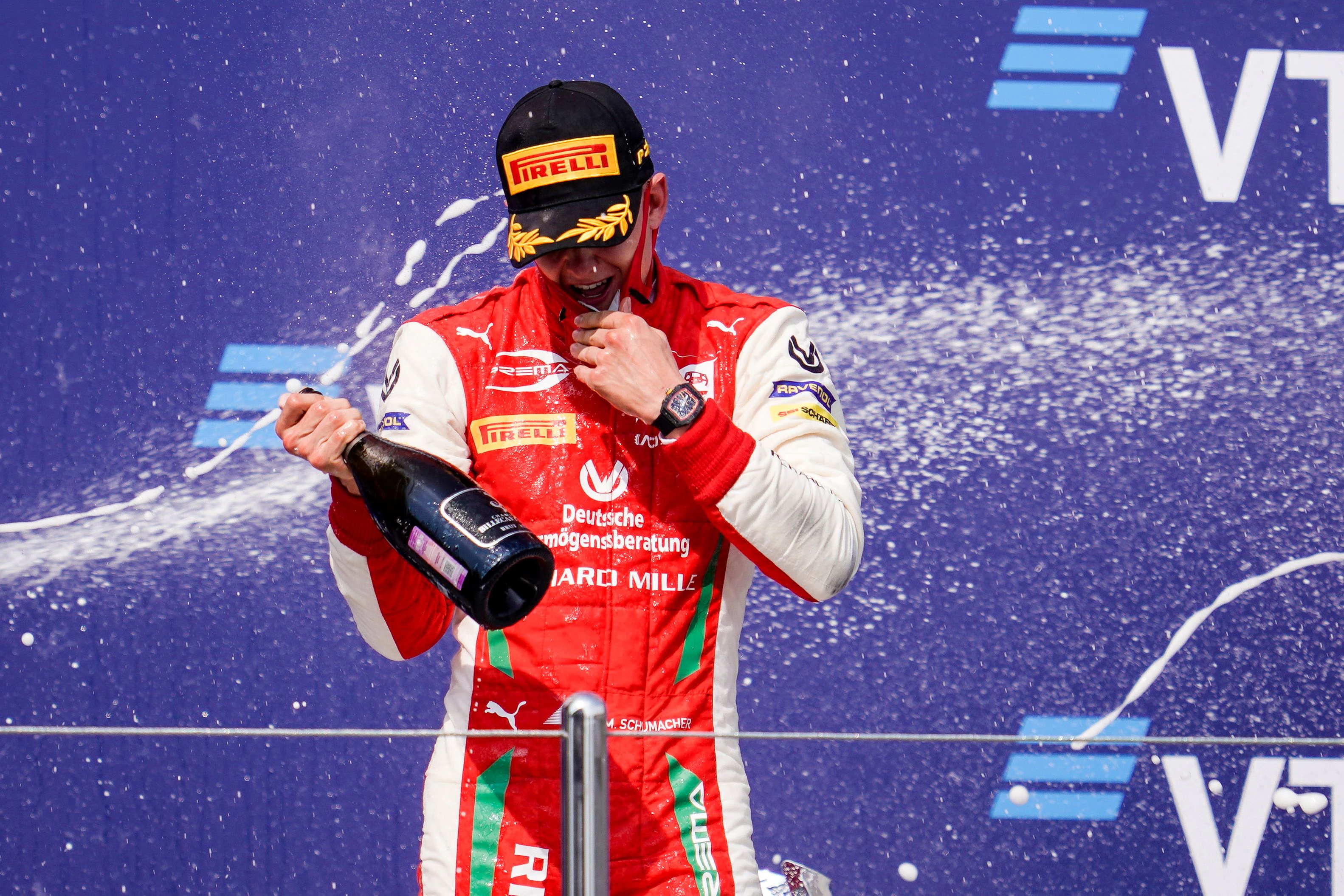 Mick Schumacher krönt sich zum Champion.