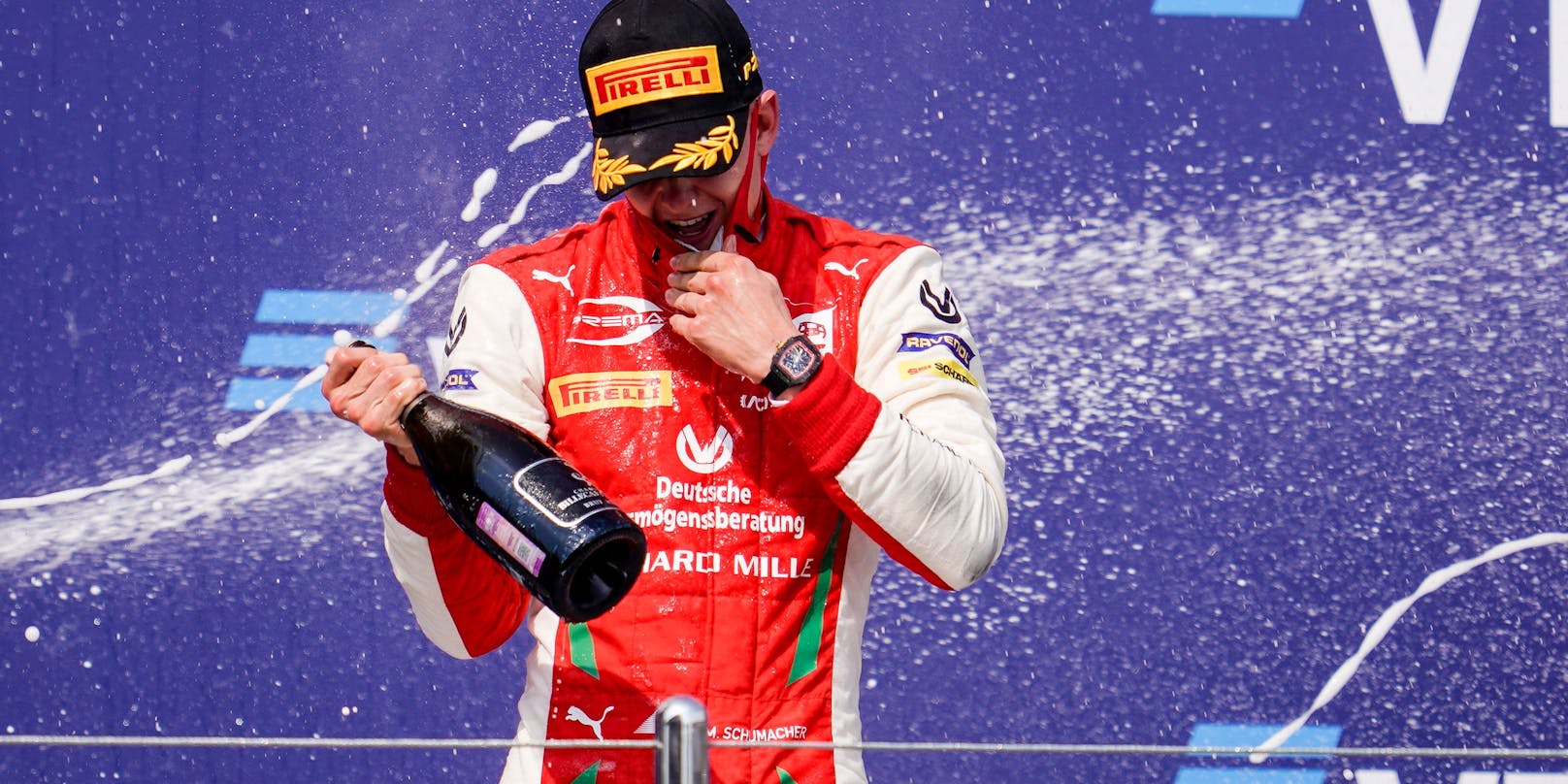 Mick Schumacher krönt sich zum Champion.