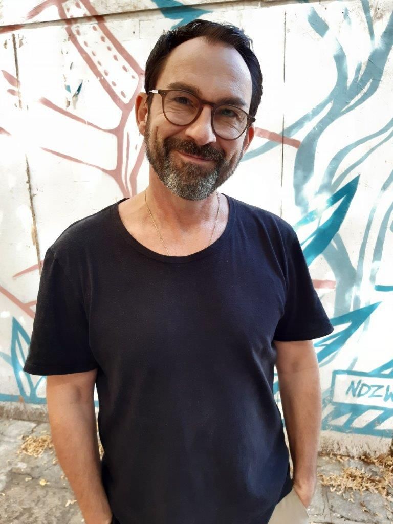 Die Coronakrise zwang Flugbegleiter Peter Herzfeld (49) in Kurzarbeit. Doch auch wenn die Flieger am Boden bleiben müssen, will er neu durchstarten: Mit Unterstützung des waff lässt er sich zum Social Media Manager umschulen.