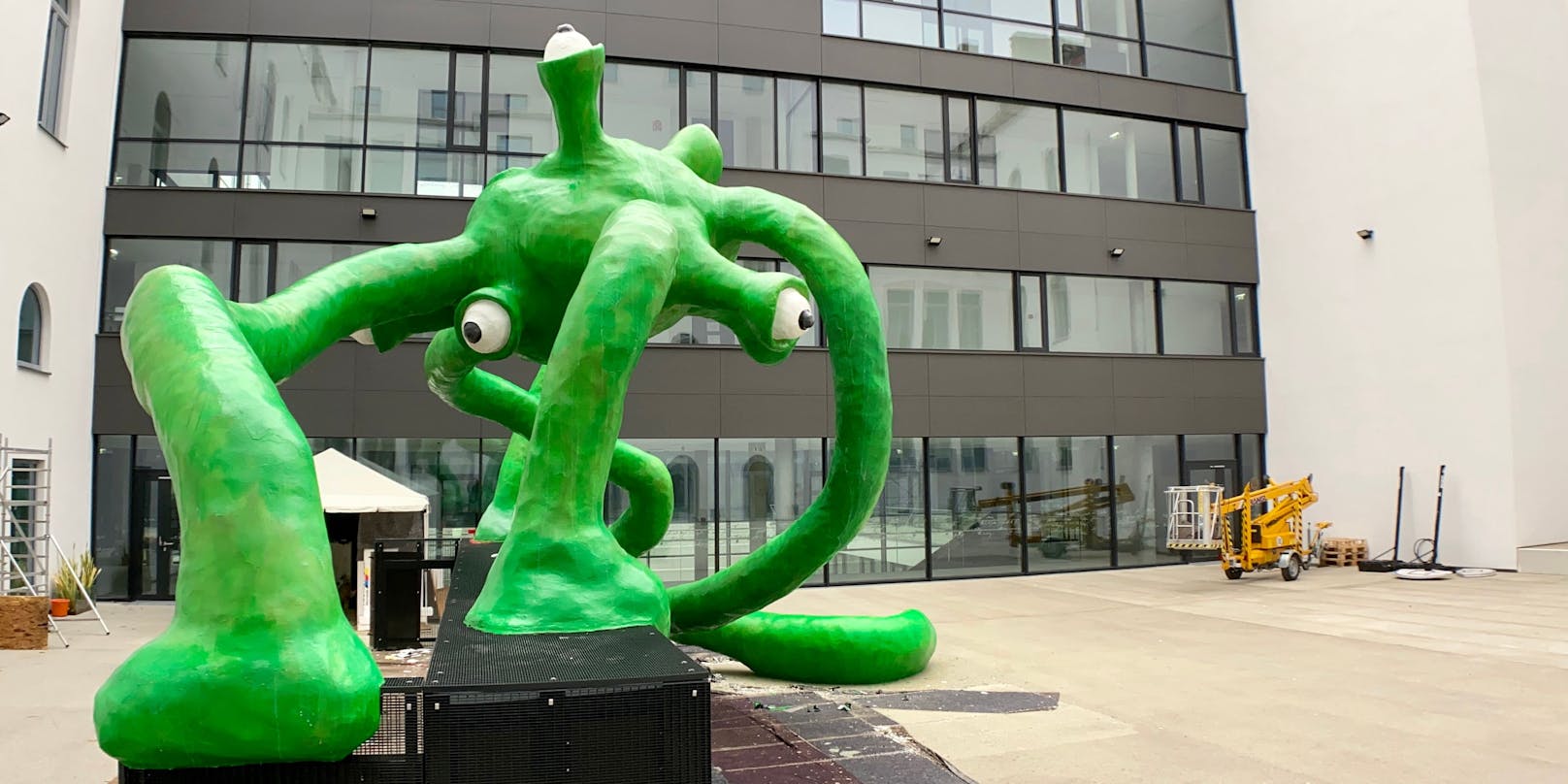 Das grüne Monster steht im Hof des Gymnasiums Lessingasse in Wien.