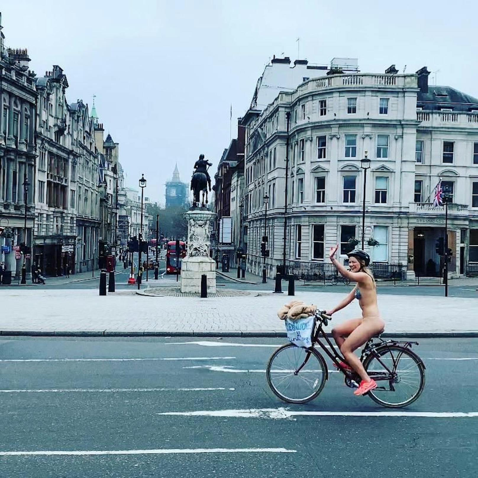 Für den guten Zweck radelte Kerri Barnes (25) quer durch London - völlig nackt