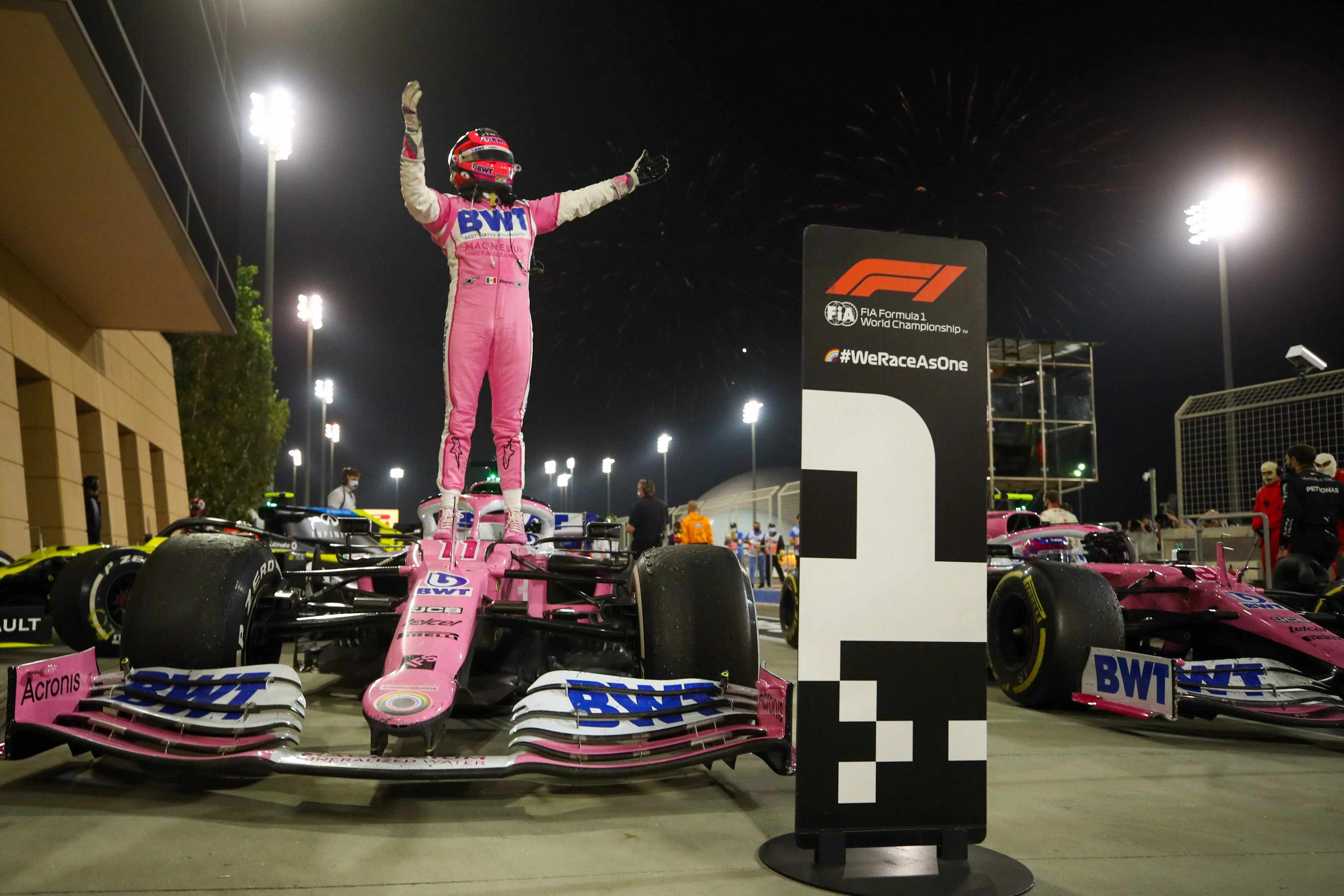 Sergio Perez strahlt über seinen ersten Sieg.