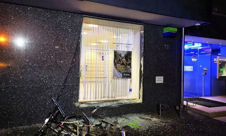 Ein 29-jähriger Alkolenker fuhr in Traun seinen Pkw in eine Auslagenscheibe einer Bank.
