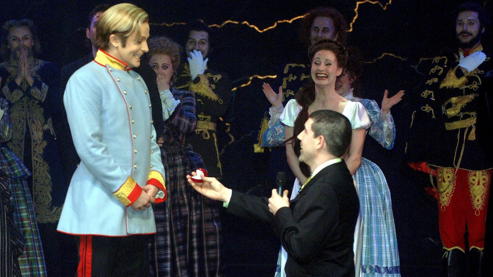 Paul machte Ross nach einer Aufführung des Musicals 'Elizabeth' im Apollo Theater in Stuttgart einen Heiratsantrag