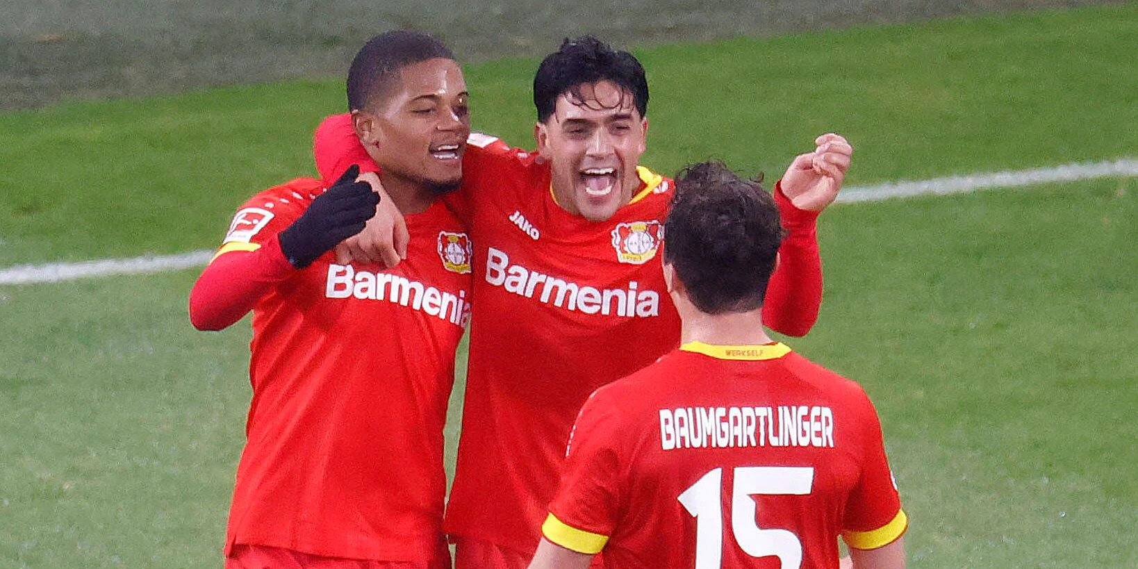 Julian Baumgartlinger jubelt mit seinen Kollegen Bailey und Amiri.