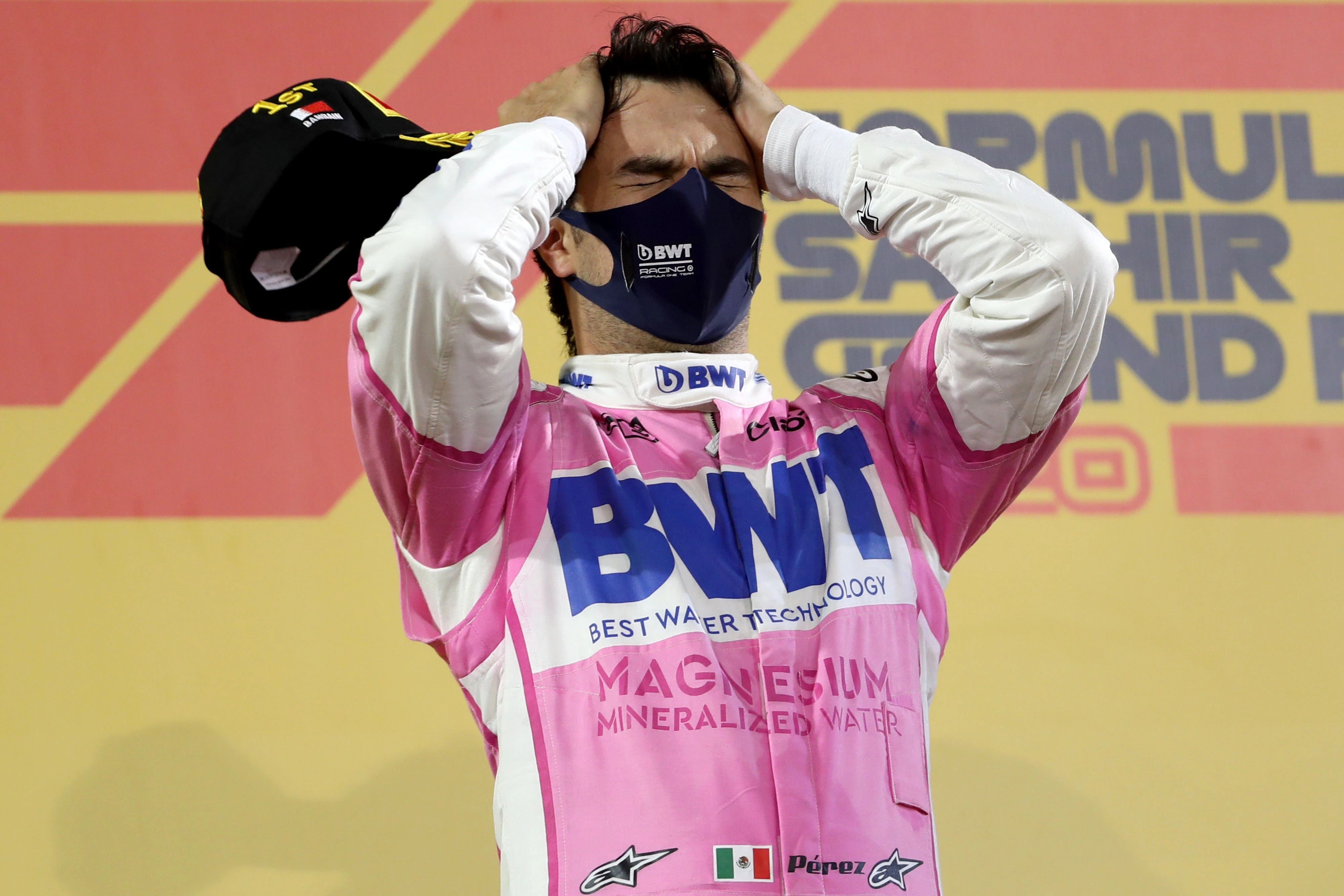 Sergio Perez ist bei der Siegerehrung aufgelöst.