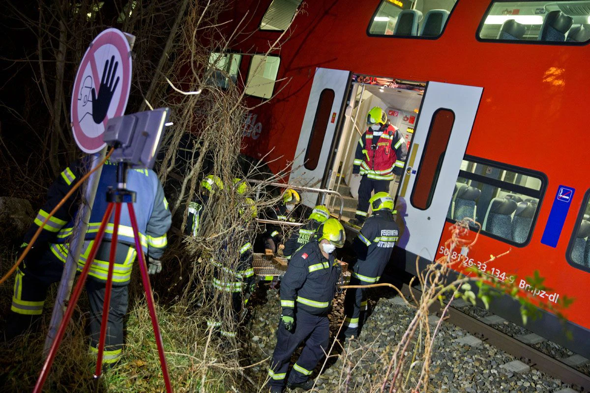 Güter-Waggons prallten auf stehenden Personenzug.