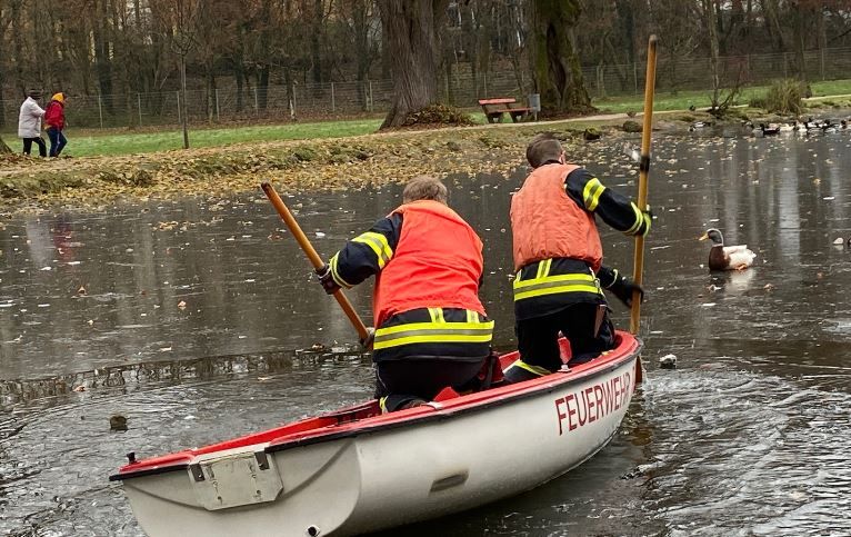 Mit einem Kescher holten sie die Ente aus dem Wasser