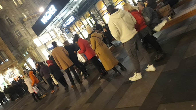 Lange Schlange am Graben 