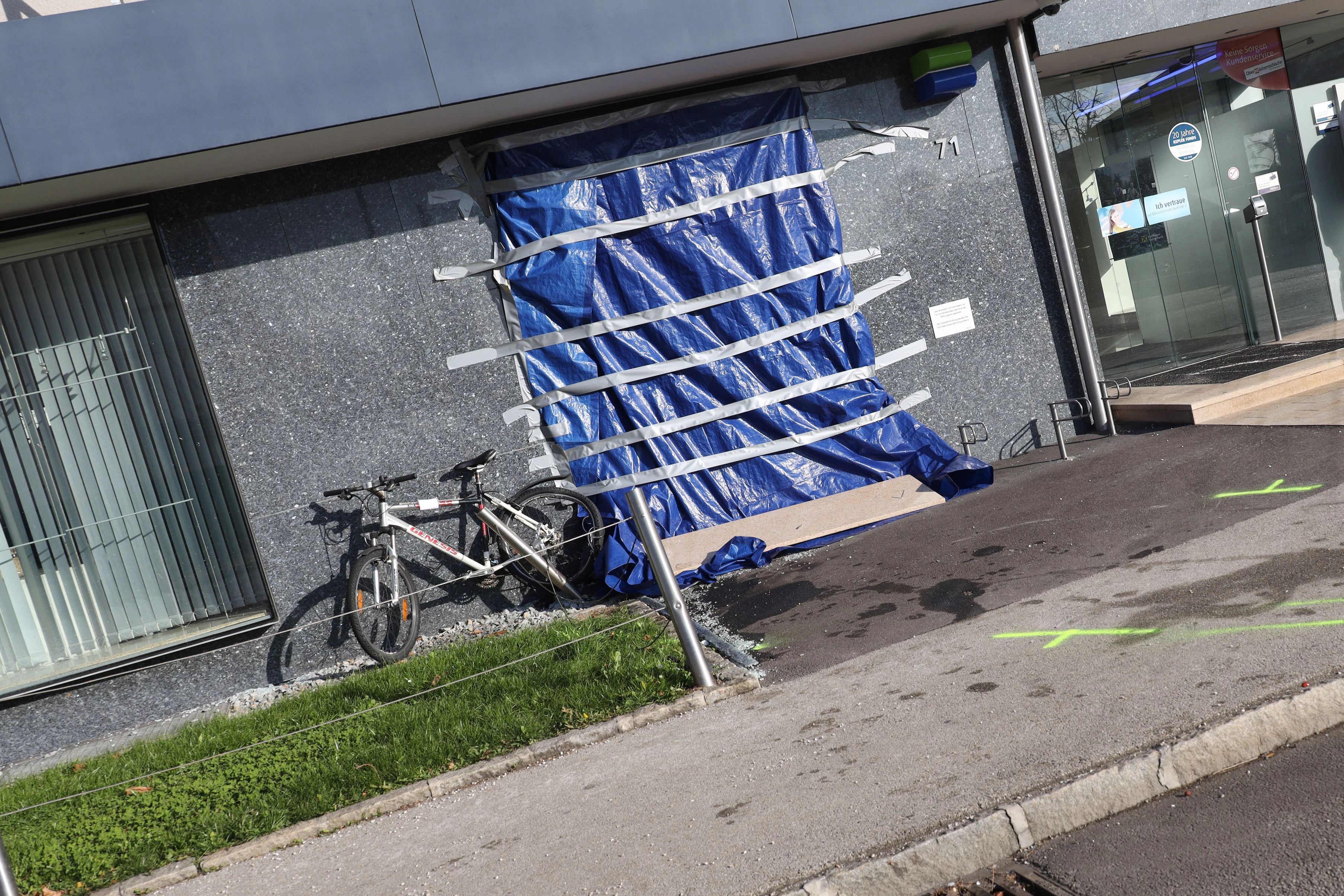 Die Scheibe zum Foyer wurde von der Feuerwehr provisorisch abgesichert.