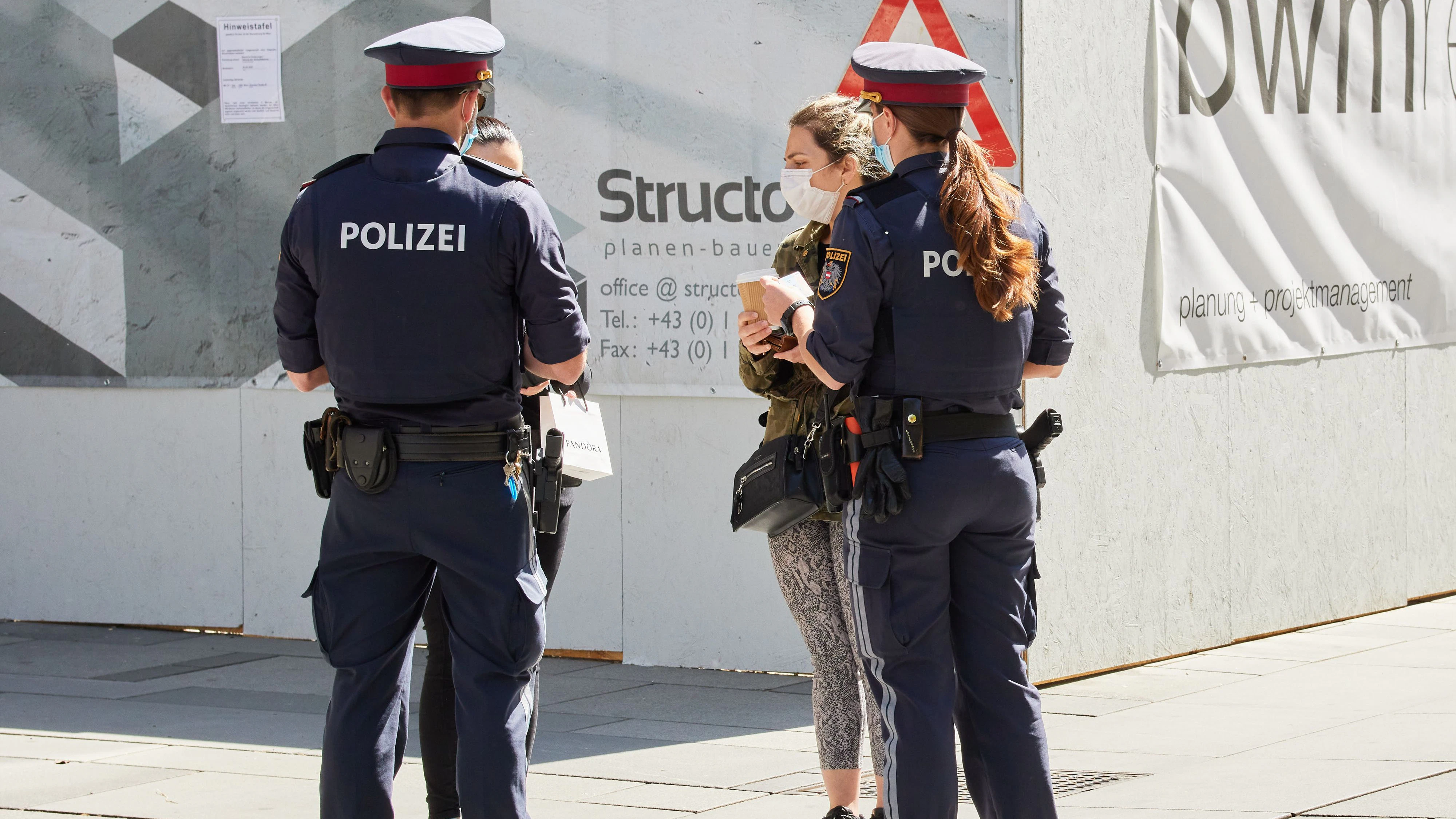Wie schon im Sommer wird die Polizei die Einhaltung der Regeln streng kontrollieren, wie hier im April in der Wiener Kärntner Straße.