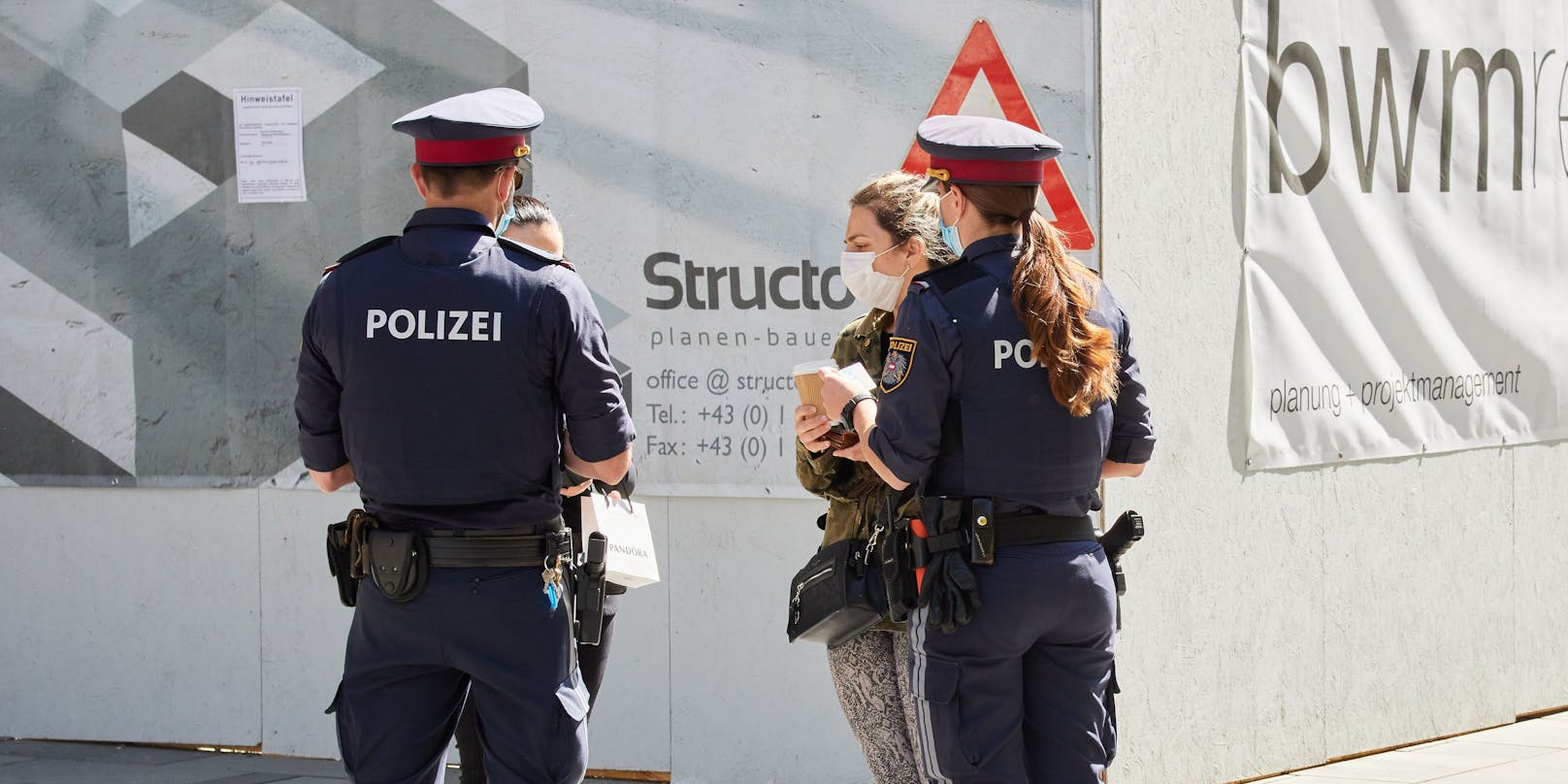 Wie schon im Sommer wird die Polizei die Einhaltung der Regeln streng kontrollieren, wie hier im April in der Wiener Kärntner Straße.