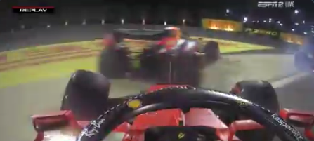 Charles Leclerc schickt Max Verstappen in die Leitplanke.
