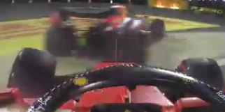 Charles Leclerc schickt Max Verstappen in die Leitplanke.