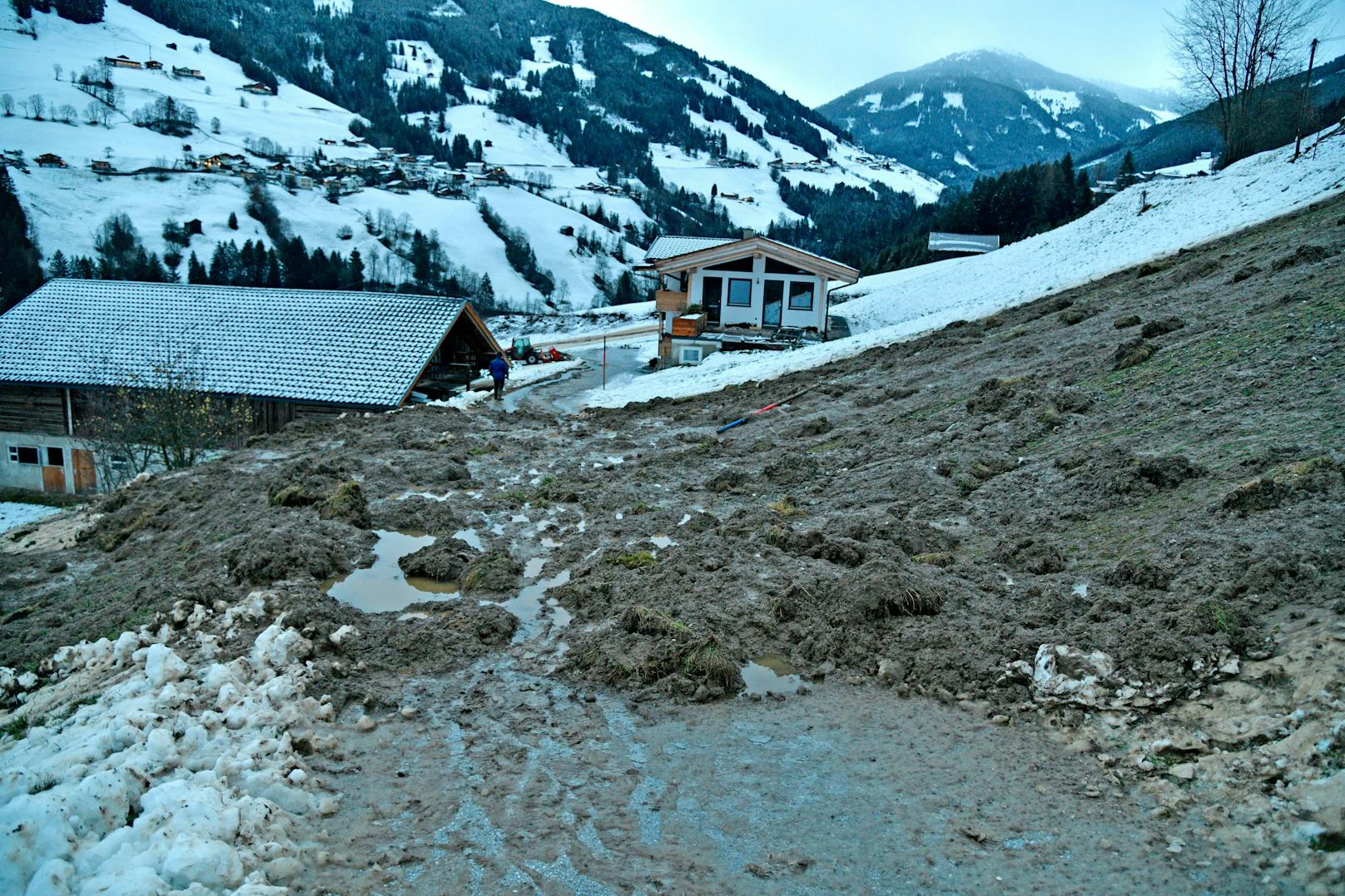 Murenabgang und höchste Lawinengefahr in Tirol