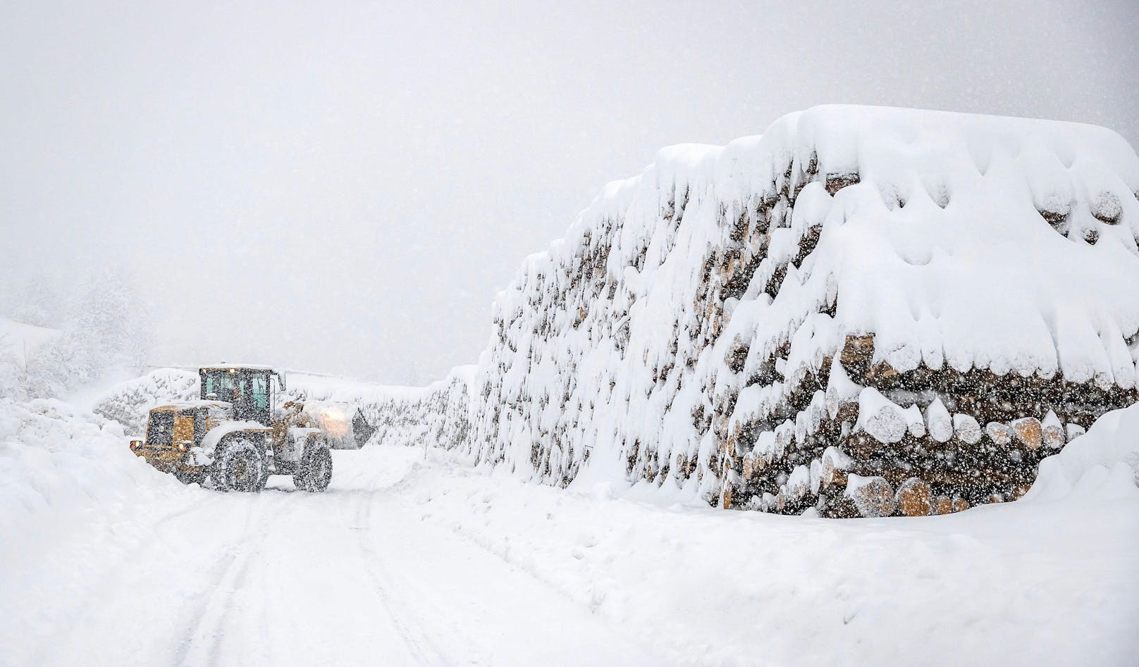In Tirol kämpft man zur Stunde noch immer mit den Schneemassen. (Bild vom 5. Dezember 2020)