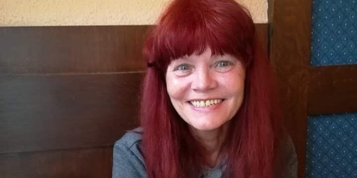 Helga freut sich, dass das "Heute"-Christkind sie beschenkt.