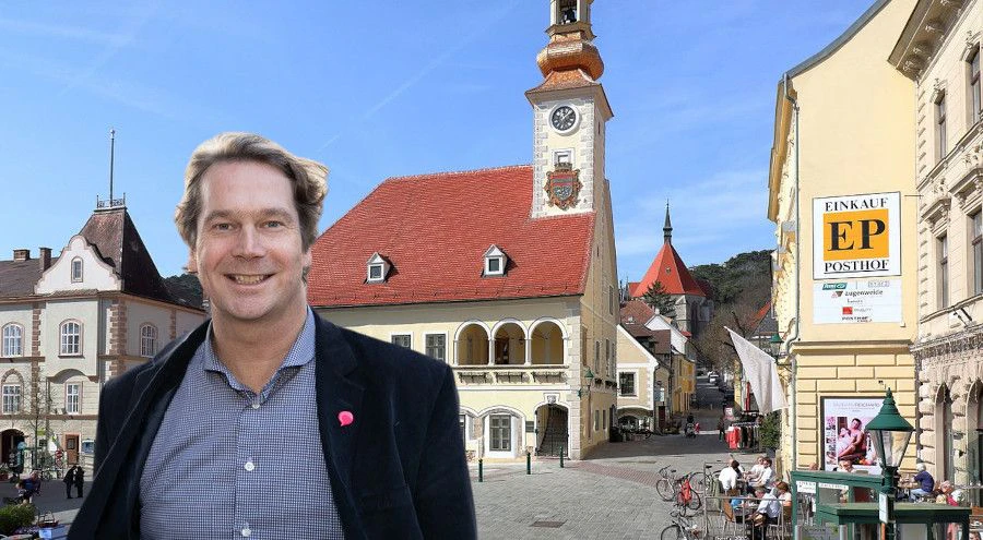 Andres Stock und das alte Mödlinger Rathaus im Hintergrund.