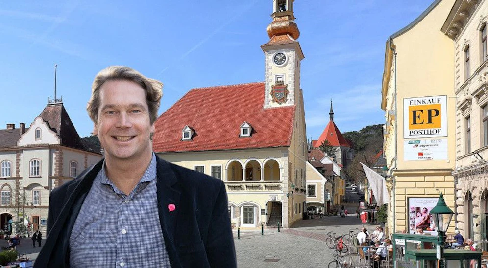 Andreas Stock und das alte Mödlinger Rathaus im Hintergrund.
