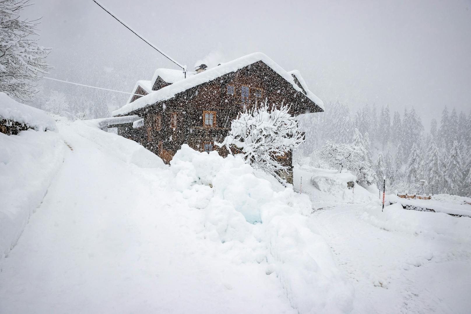 Die aktuelle Schneesituation in Kals am Großglockner aufgenommen am Sonntag, 6. Dezember 2020, in Osttirol. Der Winter macht sich in Teilen Österreichs mit enormen Schnee- und Regenmengen bemerkbar.