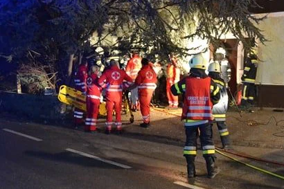 Der Lenker wurde schwer verletzt.