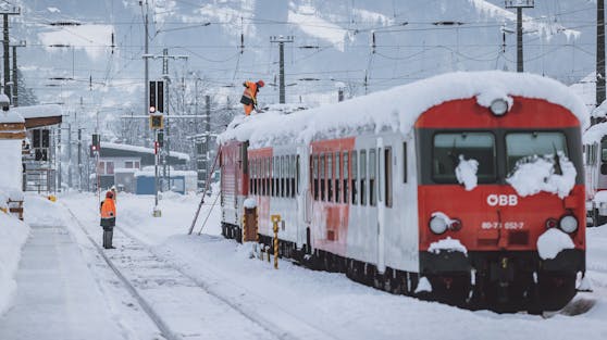 Mitarbeiter der ÖBB schaufeln Schnee von einer Zuggarnitur aufgenommen am Montag, 7. Dezember 2020, in Lienz in Osttirol