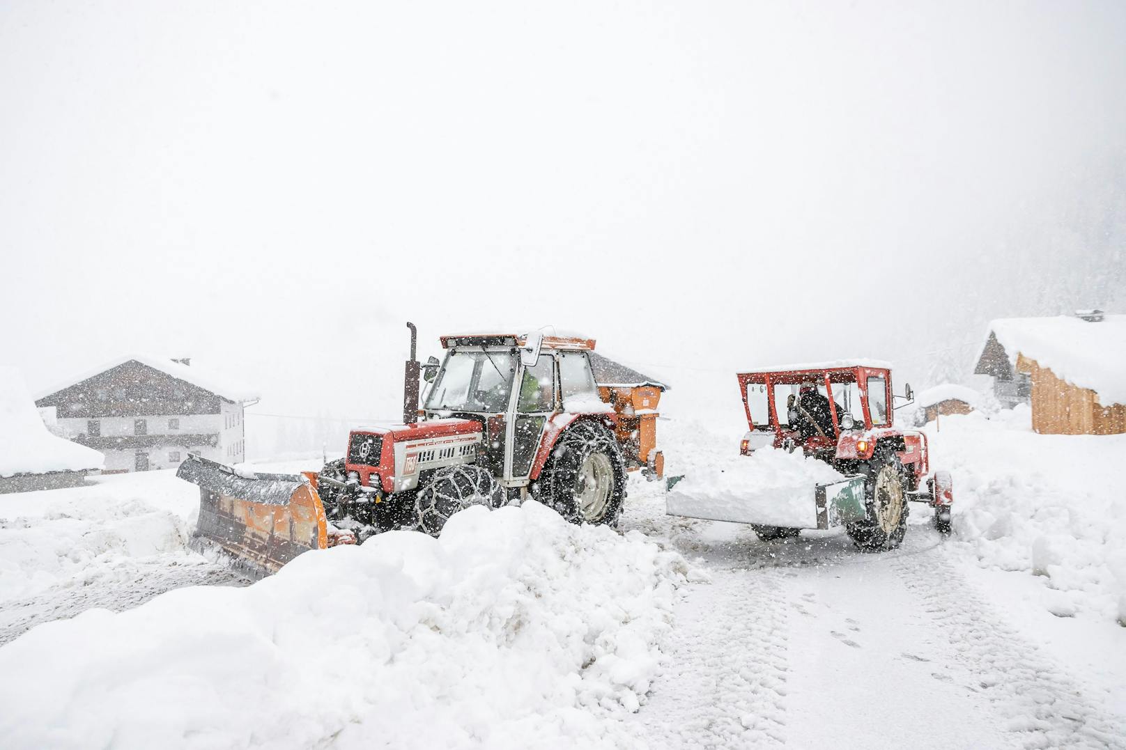 Schneesituation und Straßenräumung in Kals am Großglockner aufgenommen am Sonntag, 6. Dezember 2020, in Osttirol.