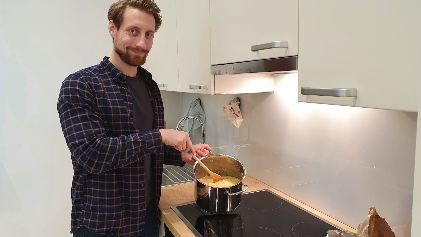 "Science Buster" Martin Moder hat sich in seiner eigenen Küche ans Klopapier-Schnaps-Brauen gemacht.