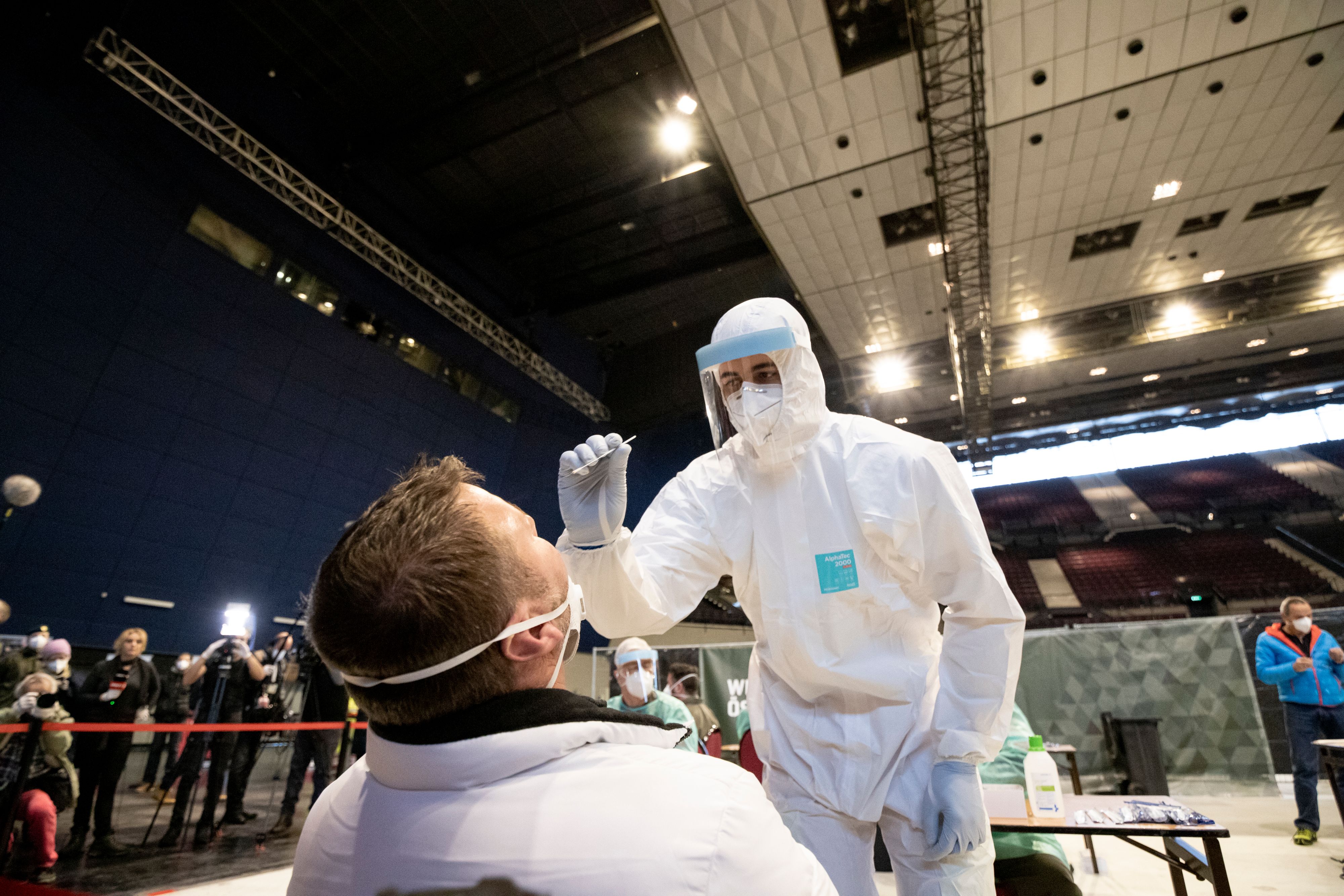 Das österreichische Bundesheer präsentierte die Corona-Teststraße in der Wiener Stadthalle. Im Bild: Helfer mit speziellem Schutzanzug nimmt einen Testabstrich. (Archivfoto)