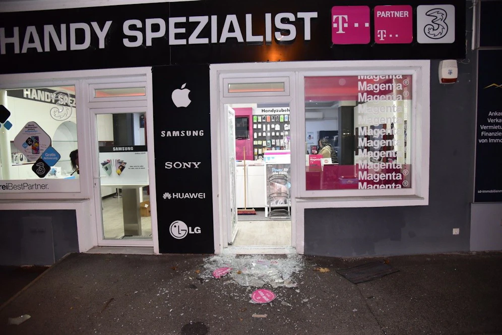 Unbekannte Täter schlugen die Glastüre des Handyshops ein.