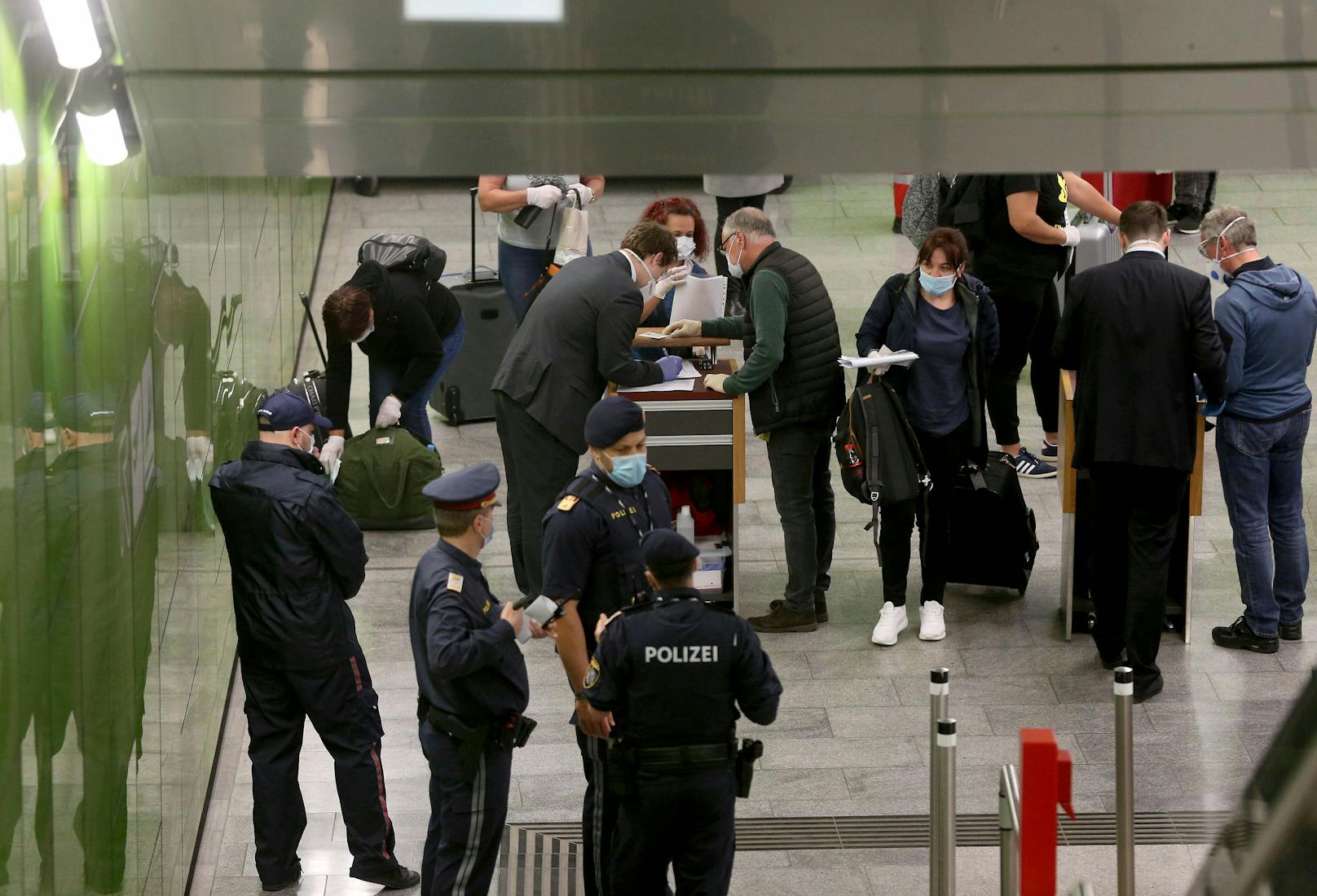 Erstmals liegen Details zu den Polizeieinsätzen am Wiener Flughafen vor.