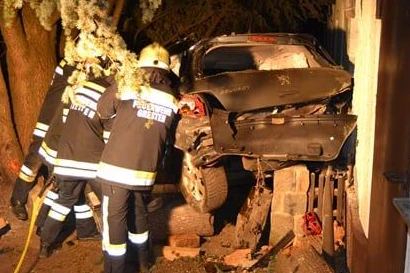 Die Feuerwehr befreite den eingeklemmten Lenker.