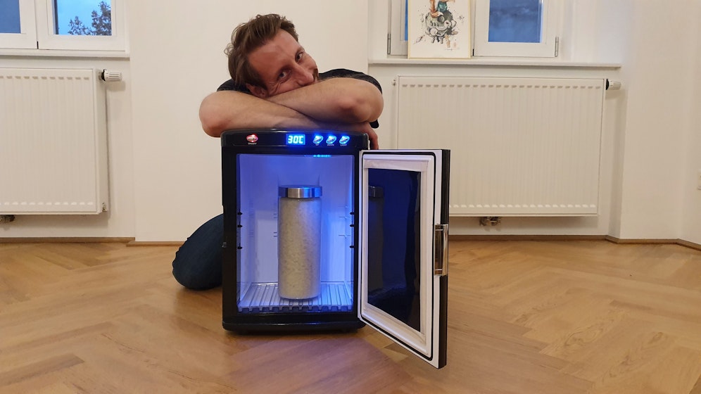 Martin Moder macht aus Klopapier einfach Schnaps.