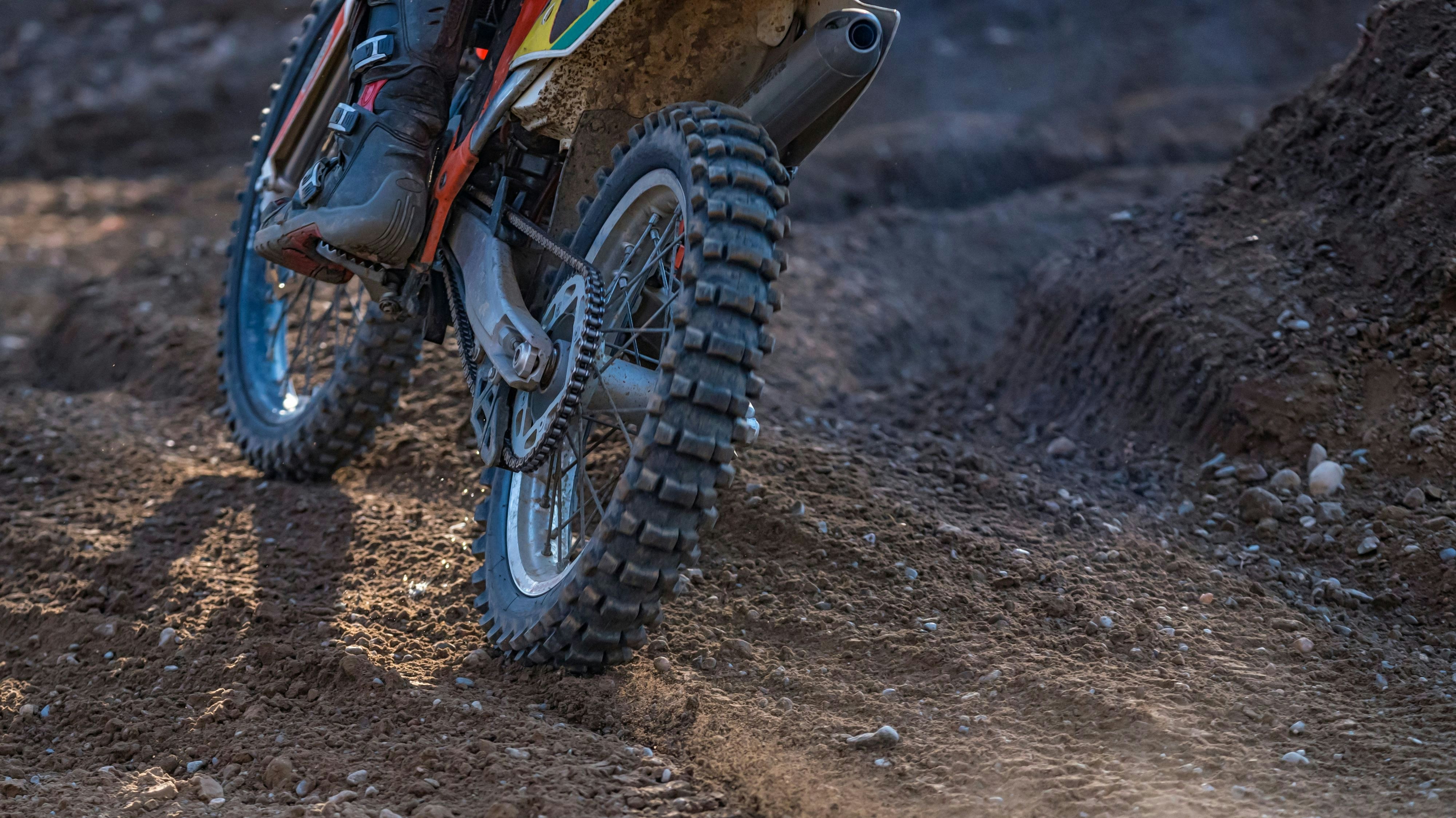Zwei Motocross-Fahrer fuhren nach dem Unfall einfach weiter (Symbolbild).