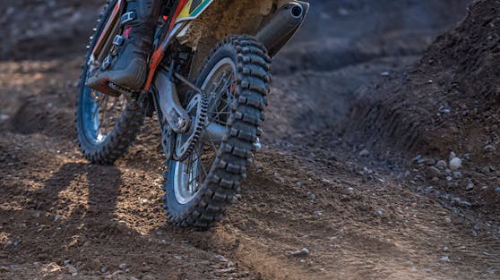 Zwei Motocross-Fahrer fuhren nach dem Unfall einfach weiter. (Symbolbild)