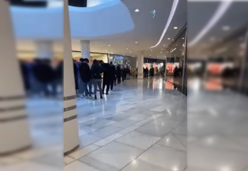 Unzählige Menschen warteten vor dem Geschäft.