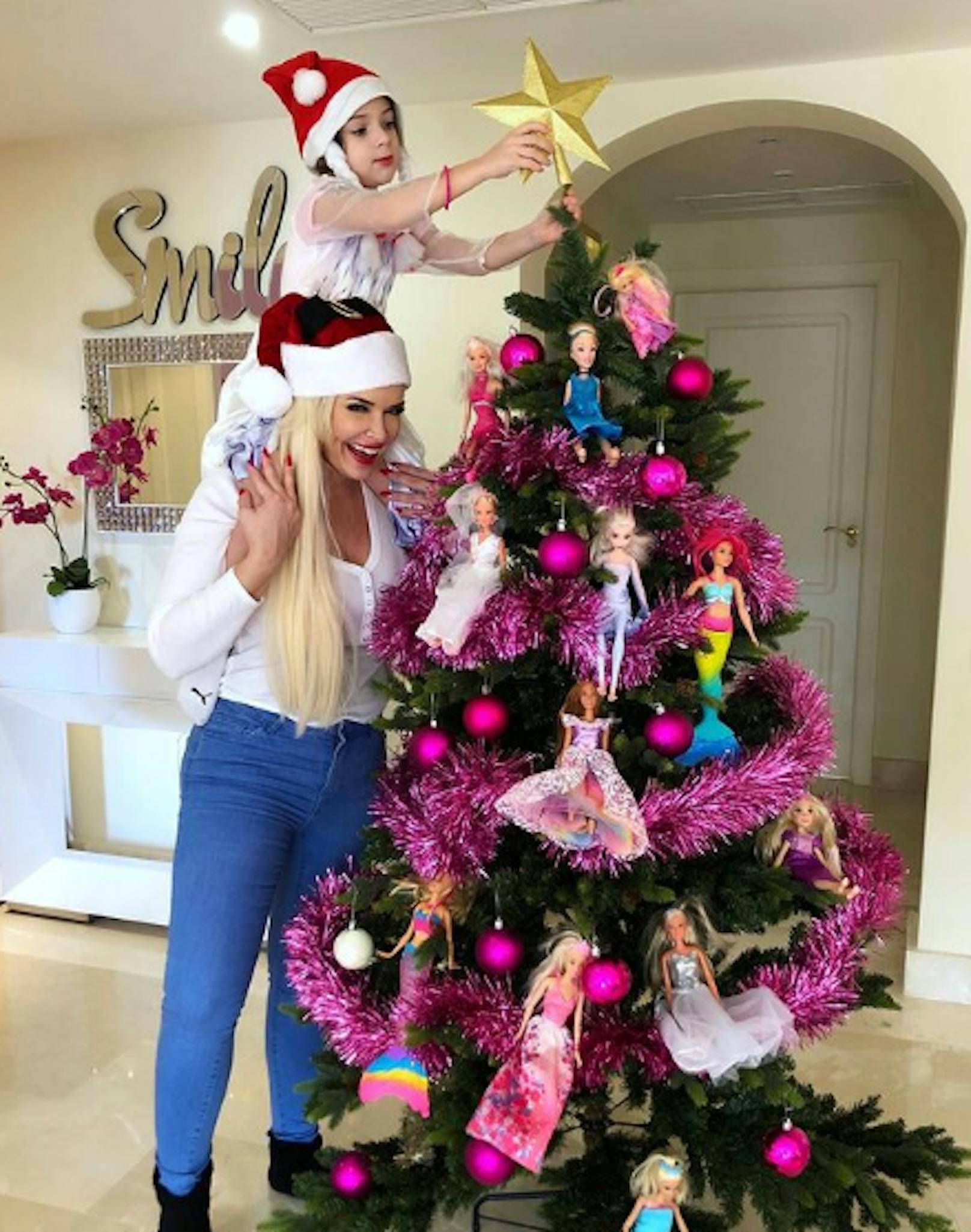 Für Kult-Blondine <strong>Daniela Katzenberger</strong> und ihre Tochter <strong>Sophia</strong> können zu Weihnachten gar nicht genug Barbie-Puppen auf dem Baum hängen.<br>
