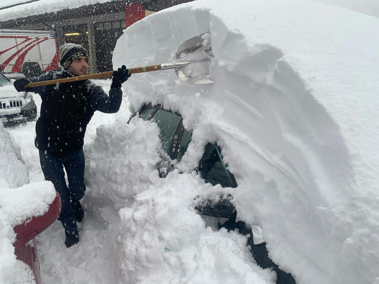  Patrick Werth befreit sein Auto in Silian von den Schneemassen.