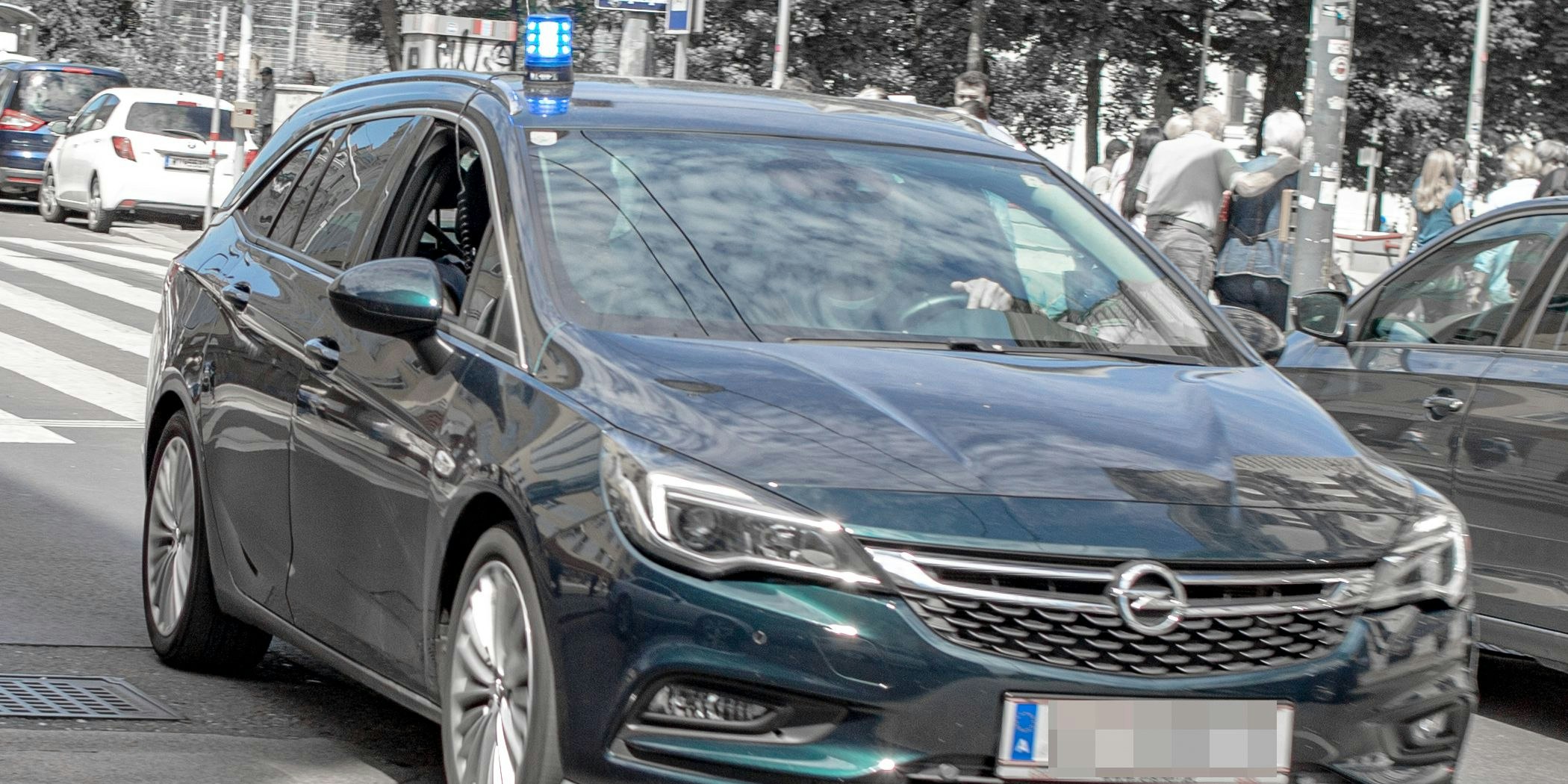 Die Beamten bekamen die Lichthupe. Nicht ohne Konsequenzen. Symbolbild. 