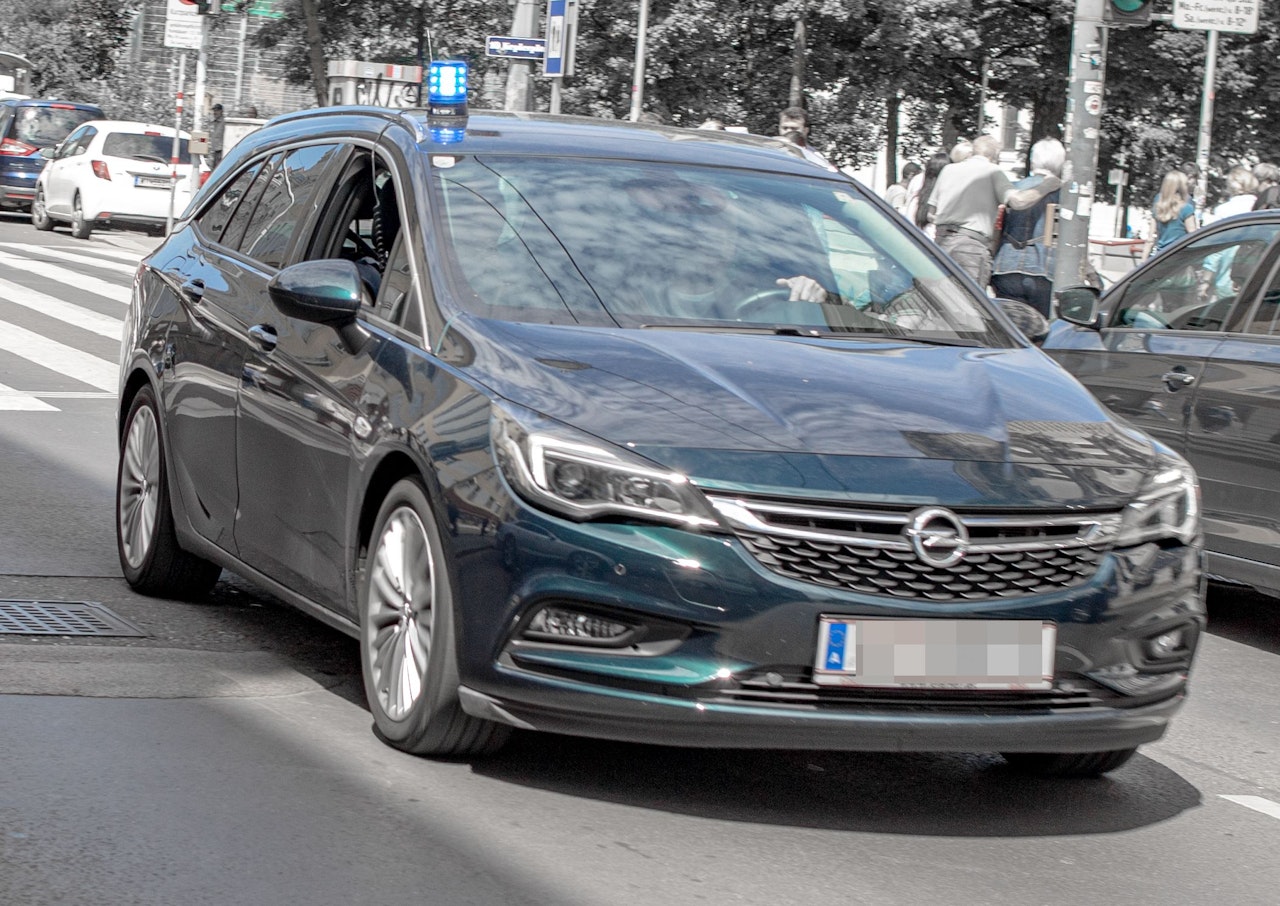 Heute.at - Lenker gab Zivilstreife Lichthupe – Deckel weg