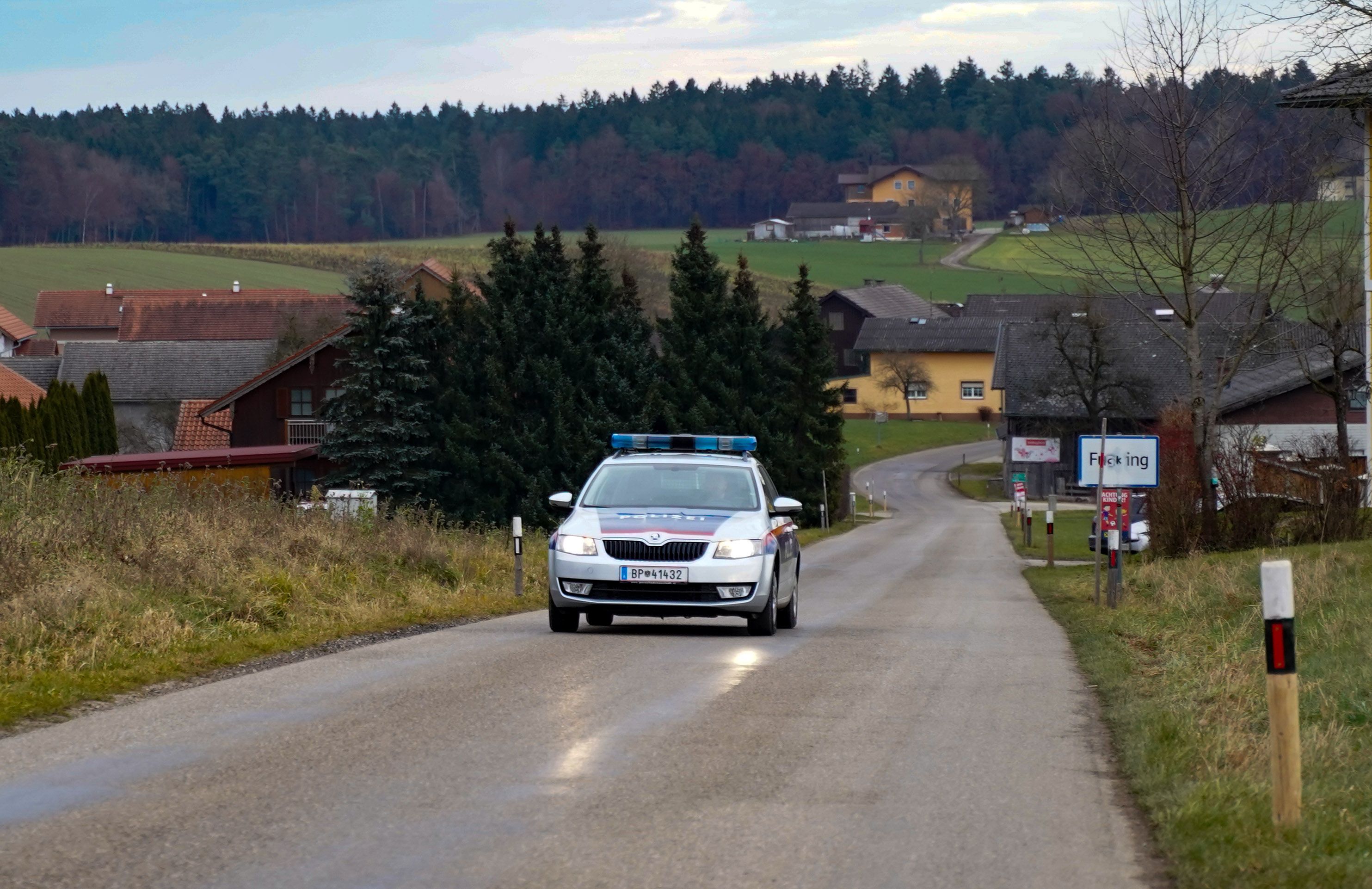 Nach dem Anschlag auf die Ortsschilder von "Fugging" nimmt die Polizei jetzt die Sache in die Hand.