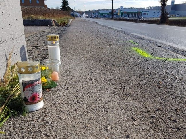 Kerzen an der Unfallstelle erinnern an den tragischen Unfall von Sandra P.