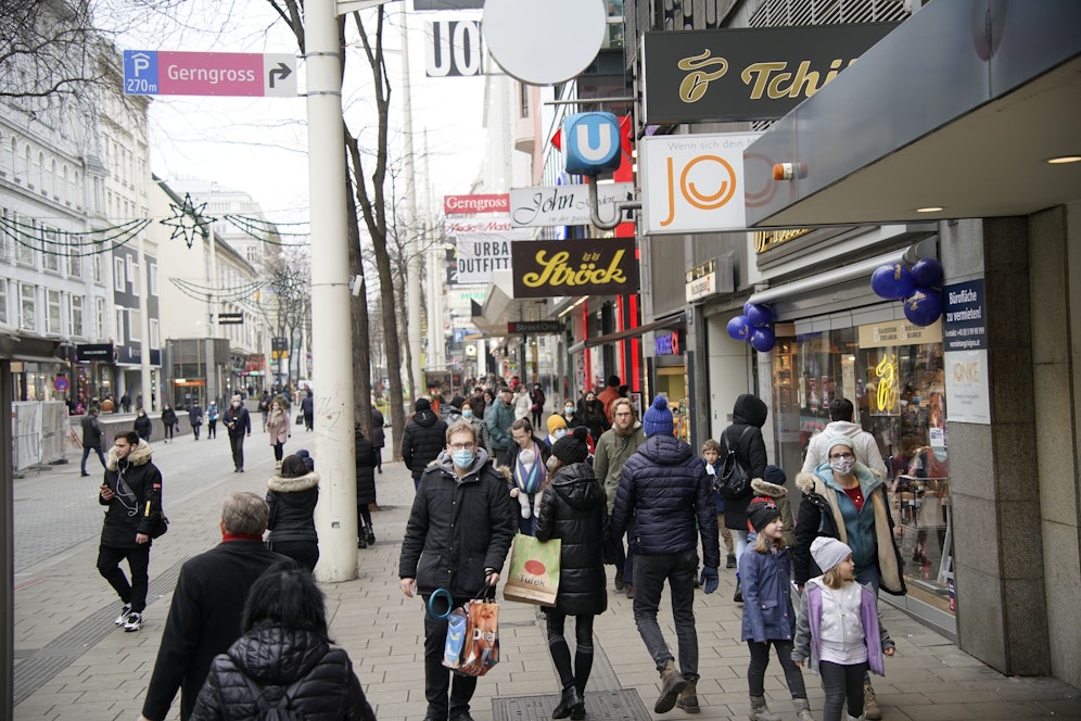 Auf der Mariahilfer Straße (Wien-Mariahilf) sind unzählige Wiener auf Shopping-Tour. 