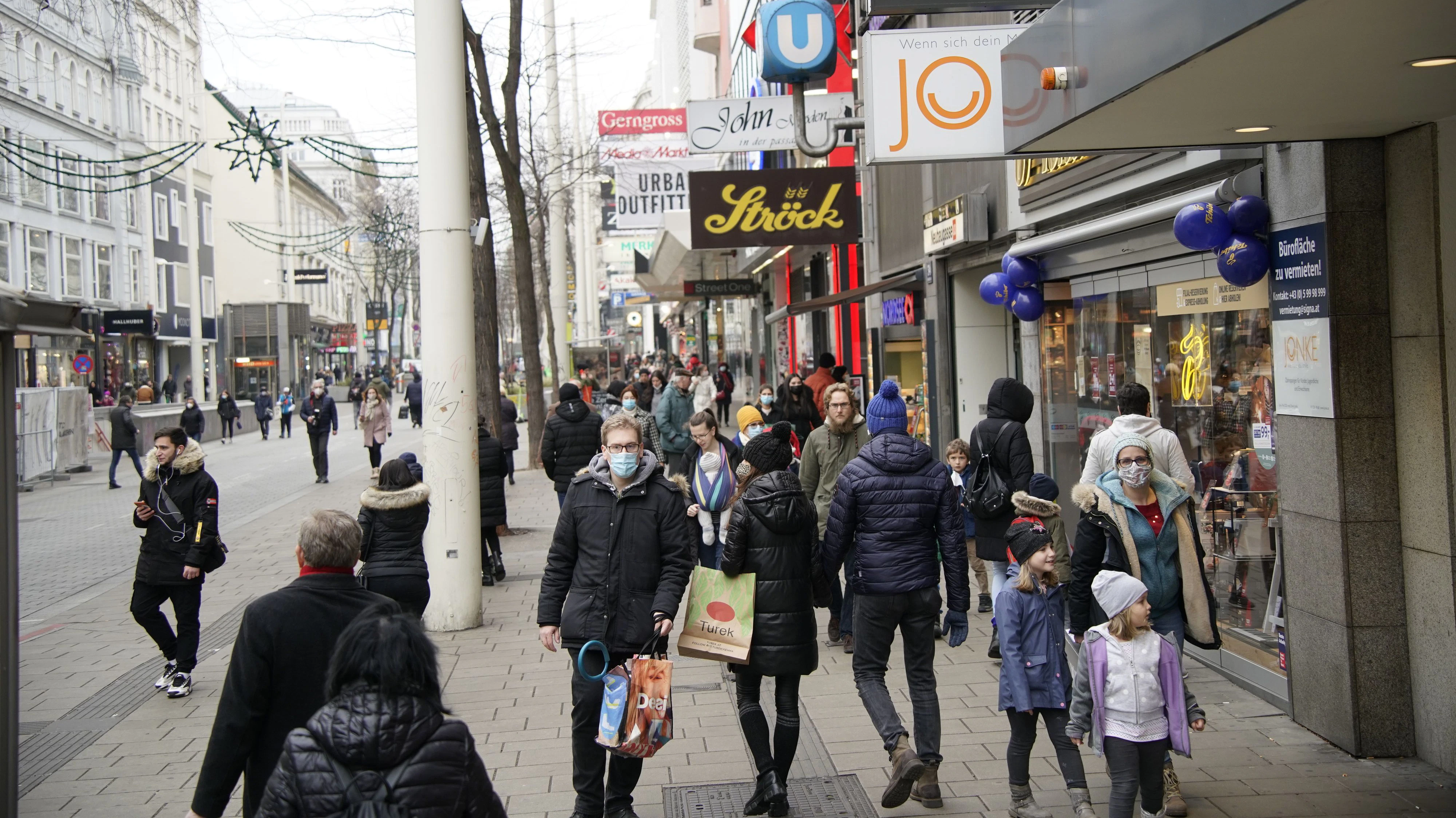 Auf der Mariahilfer Straße (Wien-Mariahilf) sind unzählige Wiener auf Shopping-Tour. 