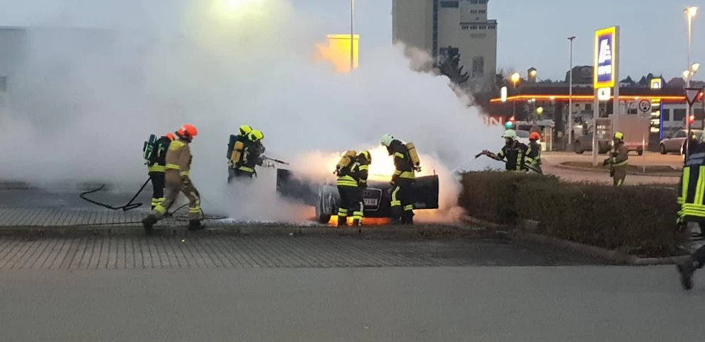 Feuer in Mistelbach: A3 in Flammen
